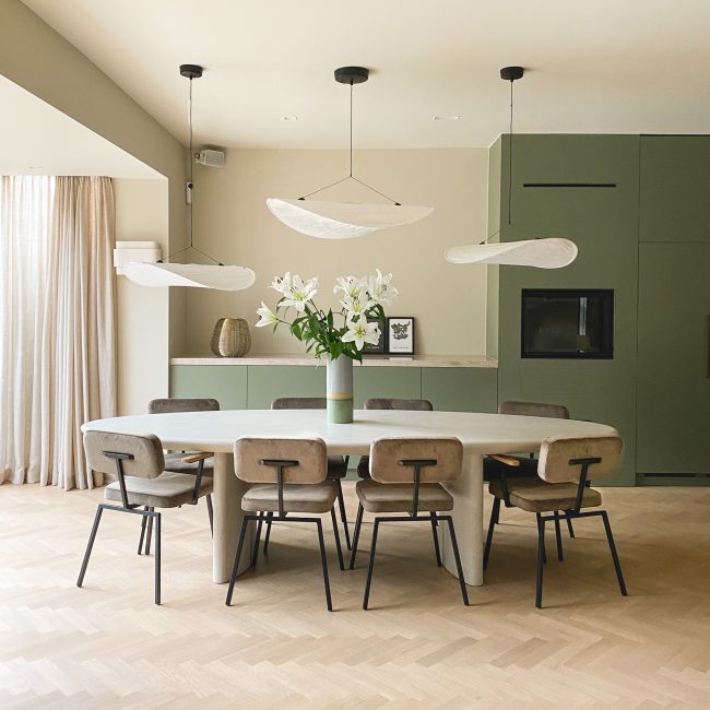 Eetkamer met betonciré eettafel, studio Henk eetkamerstoelen en New Works 'Tense' hanglampen, interieurontwerp Kralingen.