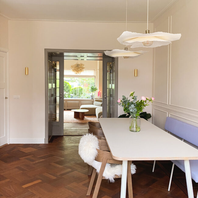 Ensuite in jaren 30 huis, geschilderd in de kleur Charleston Grey van Farrow & Ball.