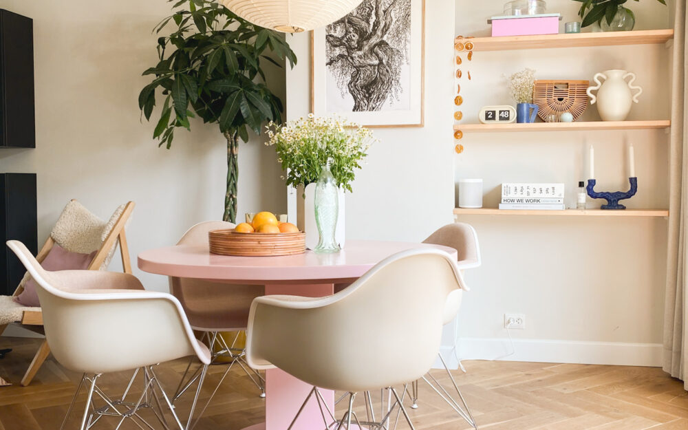 interieurontwerp-rotterdam-hillegersberg-eetkamer-1-vitra Interieurontwerp in Rotterdam, Hillegersberg van eetkamer in jaren-30 huis. met roze ronde tafel, Vitra stoelen en lamp.