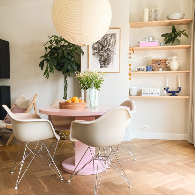 Interieurontwerp in Rotterdam, Hillegersberg van eetkamer in jaren-30 huis. met roze ronde tafel, Vitra stoelen en lamp.